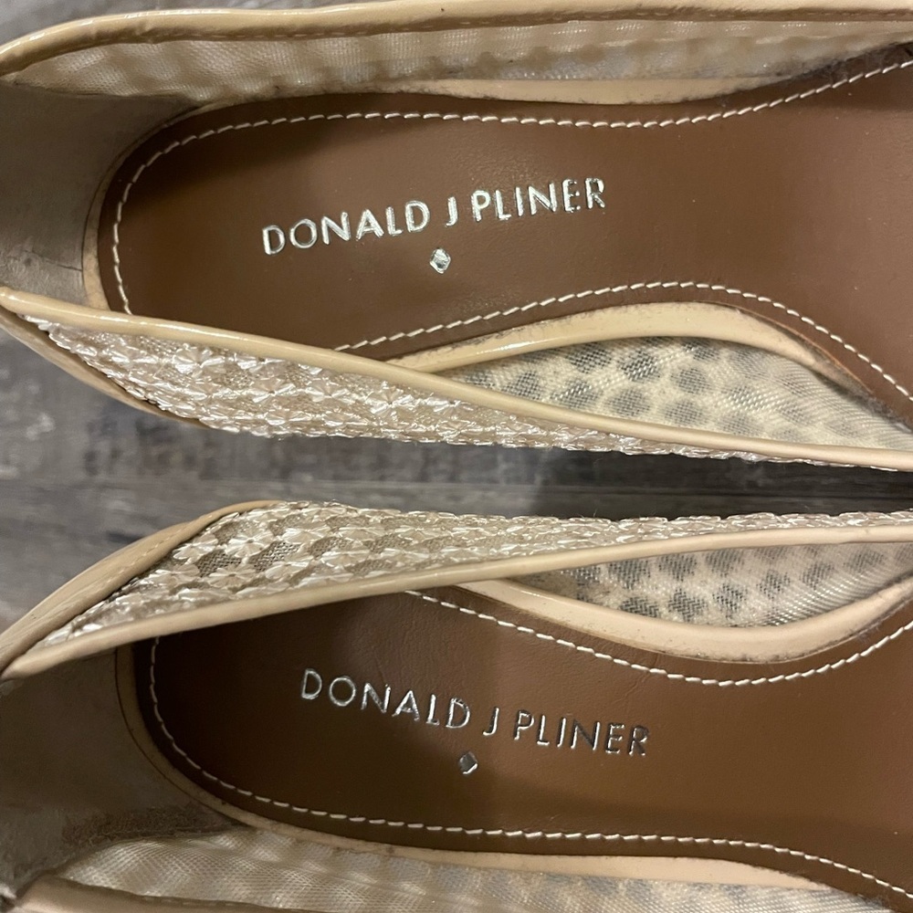 Donald J. Pliner Cream and Tan Lace Stiletto Pumps, Size 6.5M - Picture 5 of 14